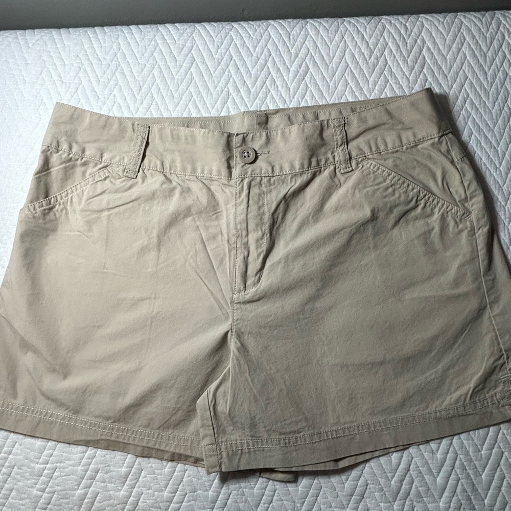 Columbia women’s athletic shorts 4 inch khaki color size 12